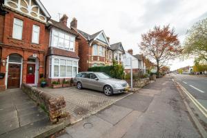 un coche plateado estacionado frente a una casa en OYO Lonsdale Guest House en Oxford