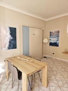 Un comedor con mesa y sillas de madera. en Ianua Room - Casa Vacanze, en Vasto