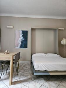 1 dormitorio con cama y mesa de comedor en Ianua Room - Casa Vacanze, en Vasto 17 fotos más