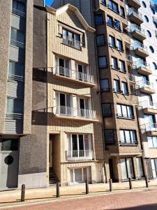 ein Apartmenthaus an der Ecke einer Straße in der Unterkunft Apartment Van Hecke in Blankenberge