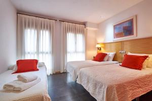 Habitación de hotel con 2 camas y toallas. en Hotel Real de Illescas, en Illescas