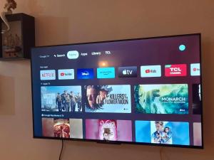 Televiisor ja/või meelelahutuskeskus majutusasutuses Milagrosa(SMDC wind residences)