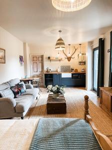 ein Wohnzimmer mit einem Sofa und einem Tisch in der Unterkunft Belle Vue Farm B&B in Fritham