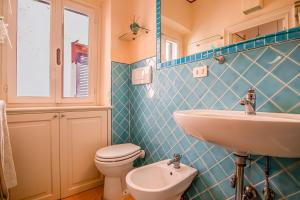 カポリーヴェリにあるCasa Montecristoの洗面台とトイレ付きのバスルーム +20枚の写真