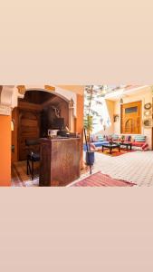 - un salon avec un canapé et une table dans l'établissement Riad Jenan Adam, à Marrakech
