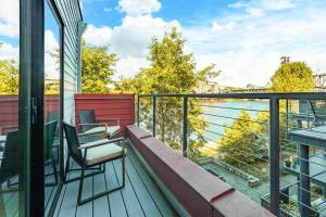A balcony or terrace at Old Town 1br near dining bars tech hubs PDX-15