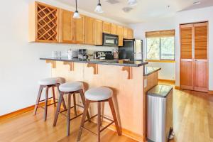 A kitchen or kitchenette at Old Town 1br near dining bars tech hubs PDX-15