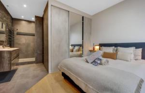 1 dormitorio con 1 cama grande y baño en Appartement Luxe- Terrasse Unique, en Neuilly-sur-Seine