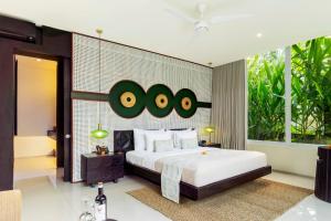 Postel nebo postele na pokoji v ubytování Monolocale Luxury Resort & Spa Seminyak by Ini Vie Hospitality