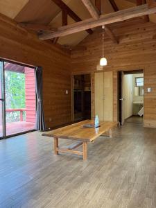 duży drewniany pokój z drewnianym stołem w obiekcie Jomine Koen Campjo - Vacation STAY 85267v w mieście Minano