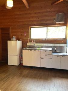 kuchnia z lodówką, zlewem i zamrażarką w obiekcie Jomine Koen Campjo - Vacation STAY 85267v w mieście Minano