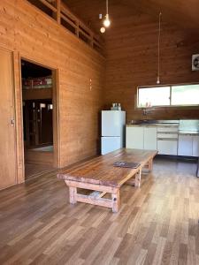 kuchnia z drewnianym stołem w pokoju w obiekcie Jomine Koen Campjo - Vacation STAY 85266v w mieście Minano