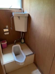 małą łazienkę z toaletą w kabinie w obiekcie Jomine Koen Campjo - Vacation STAY 85266v w mieście Minano