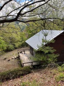 mała kabina z drewnianą rampą obok budynku w obiekcie Jomine Koen Campjo - Vacation STAY 85266v w mieście Minano