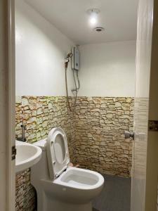 La salle de bains est pourvue de toilettes et d'un lavabo. dans l'établissement Jow's Place, à Tarlac