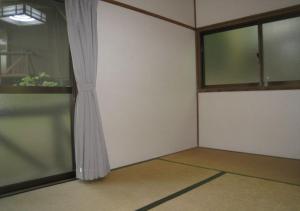 una stanza vuota con una tenda e una finestra di Gozenyama Youth Travel Village - Vacation STAY 46760v 