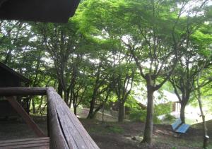una recinzione in legno con alberi in un parco di Gozenyama Youth Travel Village - Vacation STAY 46760v 