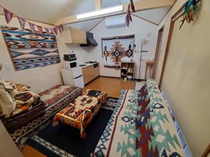 富士河口湖町にあるWork Shop Camp Resort Forest and Lake Paradise - Vacation STAY 85268vのベッド2台とキッチンが備わる小さな客室です。