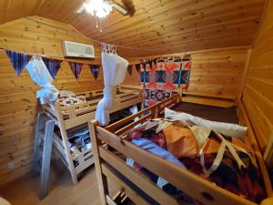 1 dormitorio con 2 literas en una cabaña de madera en Work Shop Camp Resort Forest and Lake Paradise - Vacation STAY 85268v en Fujikawaguchiko