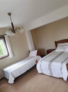 a bedroom with two beds and a window at Estalagem Bela Vista in Mondim de Basto