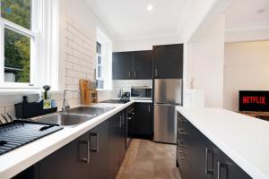 Kitchen o kitchenette sa 2 bedroom apartment in trendy Potts Point