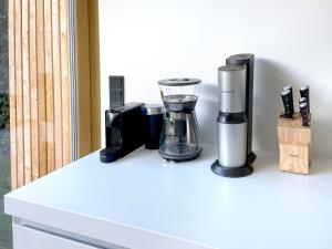 eine Theke mit einer Kaffeemaschine und einem Mixer darauf in der Unterkunft B6 - Die luxuriöse Architektenvilla, 2-6 Personen, Nürnberg in Nürnberg