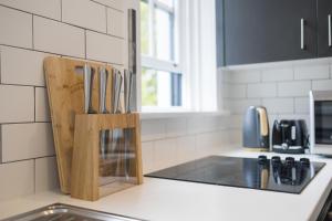 una cucina con blocco di coltello in legno sul bancone di 2 bedroom apartment in trendy Potts Point a Sydney