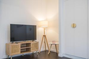 TV at/o entertainment center sa 2 bedroom apartment in trendy Potts Point