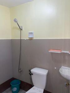 uma casa de banho com um WC e um lavatório em Jow's Place em Tarlac