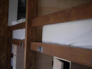 Tempat tidur susun dalam kamar di Hostel & Surfcamp 55