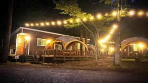 domek w nocy z oświetleniem w obiekcie Work Shop Camp Resort Forest and Lake Paradise - Vacation STAY 85272v w mieście Fujikawaguchiko