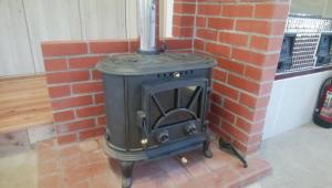 a black stove sitting next to a brick wall at Umidori - Vacation STAY 41944v in Hongō