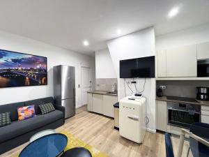 パリにある62-LUXURY FLAT CHAMPS ELYSEES (1G)の広いリビングルーム(ソファ付)、キッチンが備わります。