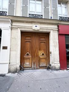 パリにある62-LUXURY FLAT CHAMPS ELYSEES (1G)の大きな木製の扉