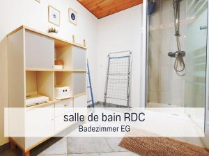 een badkamer met een douche en een inloopdouche bij Chez Louna - Grand Gîte in Aumontzey