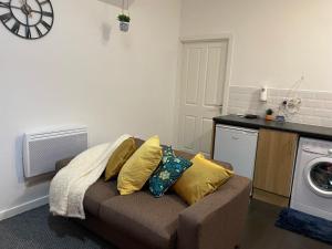 uma sala de estar com um sofá com almofadas em Branxiar Suite - 1bedroom Executive Suite & Apartment in Wallsend em Old Walker