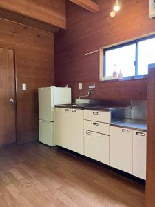 kuchnia z lodówką i zlewem w obiekcie Jomine Koen Campjo - Vacation STAY 85265v w mieście Minano