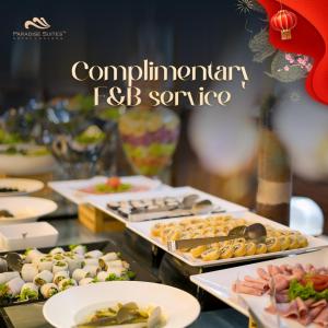 un buffet lleno de diferentes tipos de comida en los platos en Paradise Suites Hotel, en Ha Long