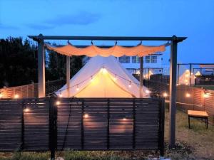 ein weißes Zelt mit Lichtern vor einem Gebäude in der Unterkunft GRAN BLUE - Vacation STAY 46768v in Hongō