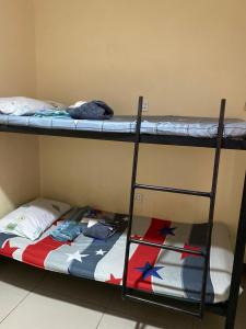 Bunk bed o mga bunk bed sa kuwarto sa Jow's Place