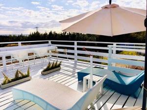 eine Terrasse mit einem Tisch und einem Sonnenschirm in der Unterkunft GRAN BLUE - Vacation STAY 46768v in Hongō