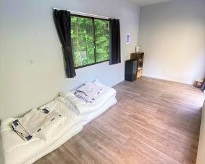 a living room with a couch and a window at BULLs Camp - Vacation STAY 56020v in Narusawa