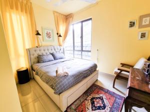 Un dormitorio con una cama con dos zapatos. en Mossy Forest Family Retreat 2, Kea Farm Brinchang en Cameron Highlands