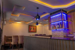 un bar en un restaurante con mesa y sillas en Homegate Resort, en Lekki