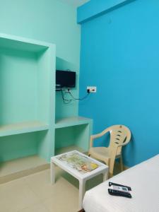 蓬蒂切里‌‌Florence guest house的配有床、桌子和椅子的房间 更多12张照片