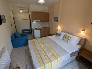 A bed or beds in a room at Pagaseon Rooms and Apartments