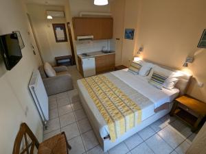A bed or beds in a room at Pagaseon Rooms and Apartments