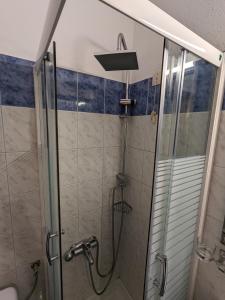 A bathroom at Pagaseon Rooms and Apartments