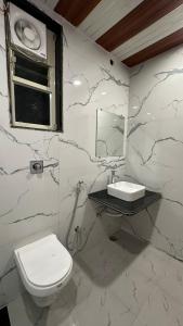 La salle de bains est pourvue de toilettes et d'un lavabo. dans l'établissement Lotuslap Resort, à Rehti