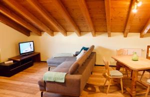 Ferienwohnung Am Loferwasser في اريت ايم فينكل: غرفة معيشة بها أريكة وطاولة